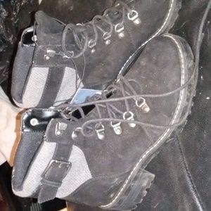 Universal thread size 6 and 1/2 black boots